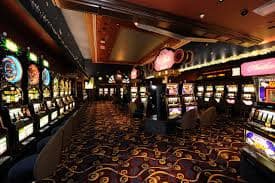 Pemain menikmati sportsbook dan live casino kayatoto di perangkat mobile